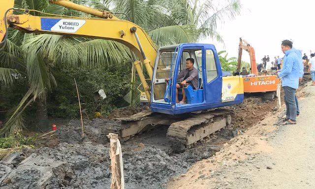 Cà Mau: Cử lực lượng bảo vệ thi công tuyến đường 'ì ạch' suốt 6 năm