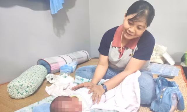 Bé trai sơ sinh bị bỏ trước nhà dân kèm lá thư nhờ nuôi dùm