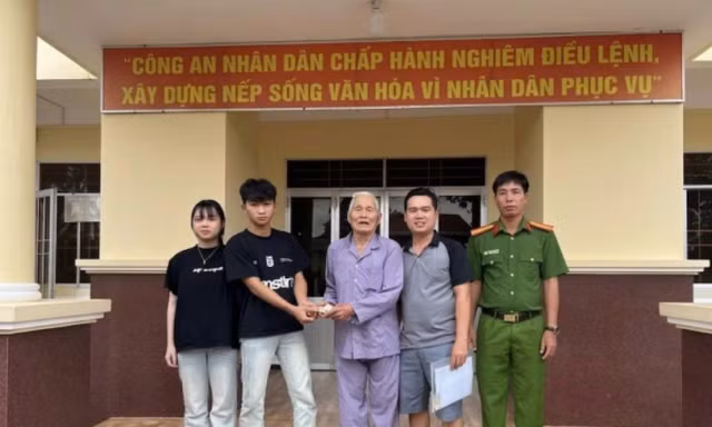 Hai bạn trẻ ở Cà Mau trả ví tiền nhặt được cho cụ ông 99 tuổi