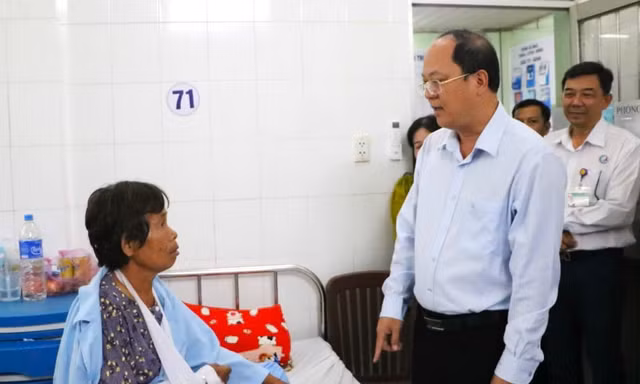 Bí thư Cà Mau Nguyễn Hồ Hải thăm người dân bị thương do lốc xoáy
