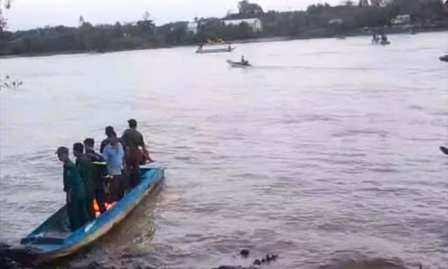 Giáo viên tiểu học tử vong sau vụ lật vỏ lãi trên sông ở Cà Mau 