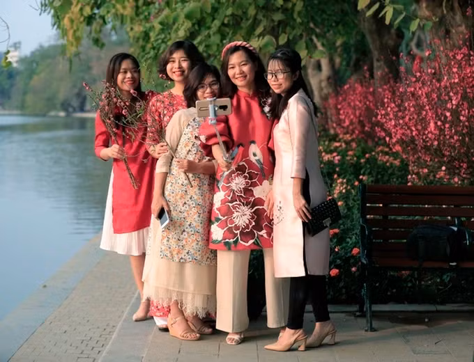 Tết là dịp nhiều người thân, bạn bè gặp gỡ nhau. (Ảnh minh họa: Lan Anh).