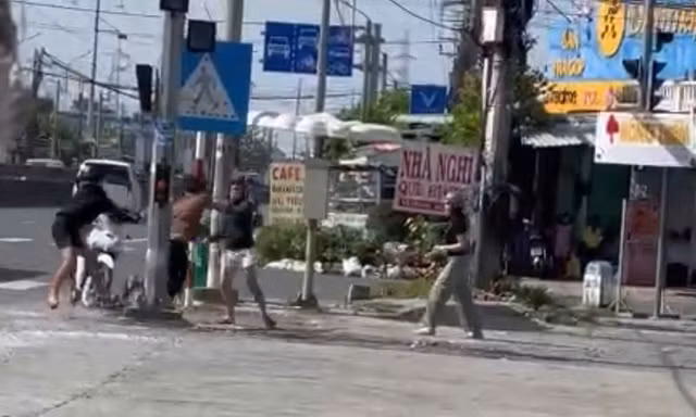 Cự cãi với nhóm nẹt pô, người đàn ông bị tấn công bằng dao