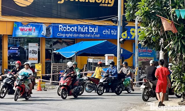 Nhiều vết máu kéo dài tại hiện trường vụ người đàn ông bị sát hại ở TPHCM
