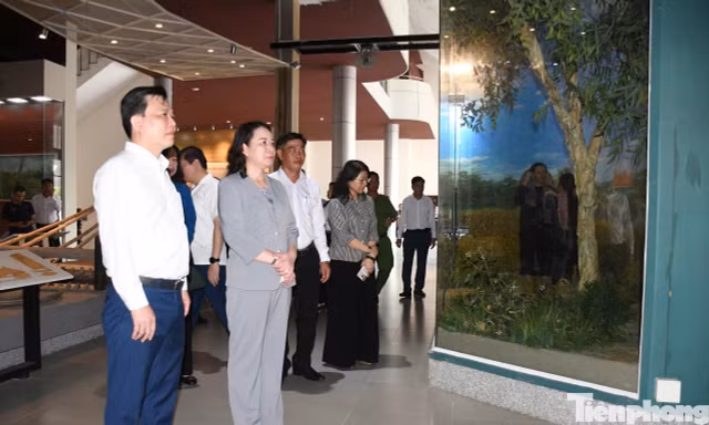 Phó Chủ tịch nước thăm căn cứ đầu não kháng chiến