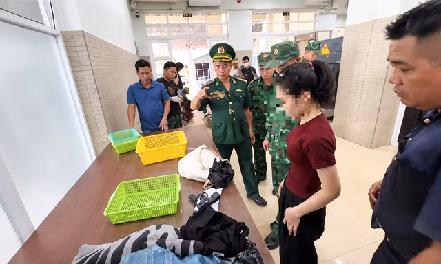Khởi tố vụ người phụ nữ mang súng quân dụng từ Campuchia về Việt Nam