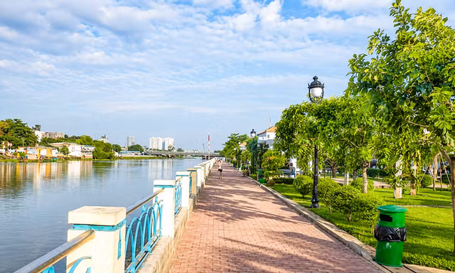 Người phụ nữ ở TPHCM nhảy cầu được cứu, ít giờ sau tử vong dưới sông