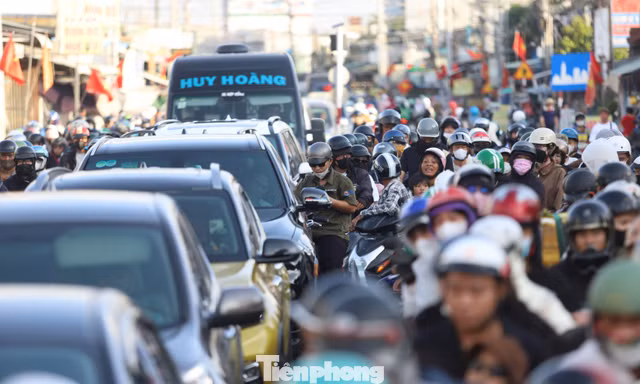 Trở về TPHCM sau nghỉ lễ: Phà Cát Lái ùn tắc kéo dài 4km 