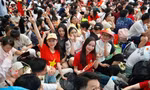 Bạn trẻ từ phương Nam về Thủ đô đón chờ xem diễu binh, diễu hành