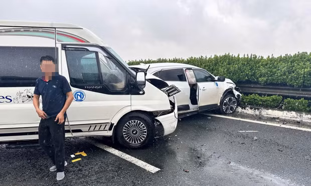 Từ vụ Lexus lạng lách, dừng đột ngột trên cao tốc: Cách xử trí an toàn cho tài xế