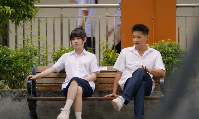 "Phía Bên Kia Thành Phố" có làm thỏa lòng fan phim thanh xuân vườn trường?