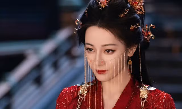 Bạch Nhật Đề Đăng lên sóng, cơ hội cuối để Địch Lệ Nhiệt Ba lấy lại hào quang?