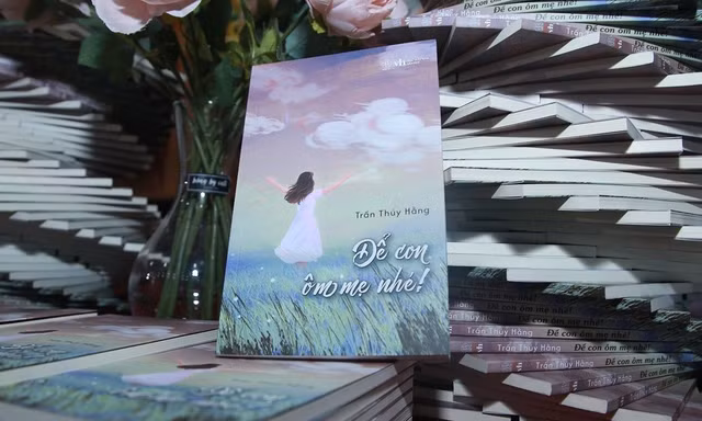 Đọc sách Để Con Ôm Mẹ Nhé: Không bao giờ là muộn để nói lời yêu thương với mẹ