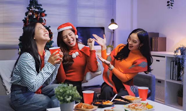 “Ông già Noel” ShopeeFood ghé thăm, phát quà món ngon xịn xò nhân dịp Giáng sinh