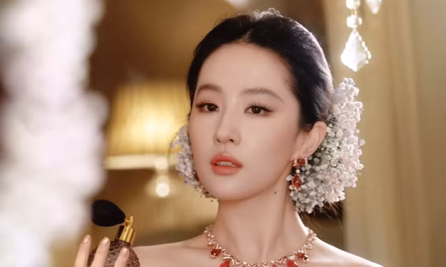 Sau chụp ảnh cùng hoa hồng, Lưu Diệc Phi lại khởi xướng trào lưu làm đẹp mới