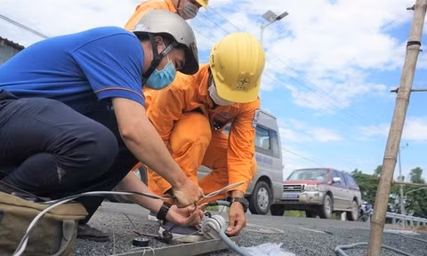 Người đàn ông tử vong bất thường bên cạnh cột điện