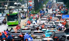 Ôtô, xe máy lấp đầy làn BRT trong giờ cao điểm