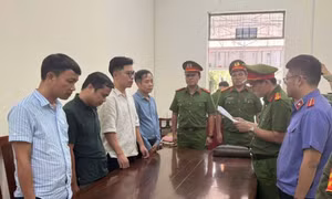 Cơ quan chức năng tống đạt, thi hành các quyết định khởi tố.