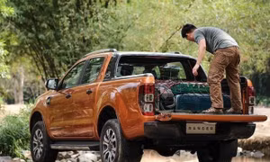 Công an vào cuộc clip nhóm thanh niên ngồi ăn uống trên thùng xe bán tải đang chạy ở TPHCM