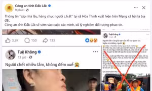 Cảnh sát đường thủy Đắk Lắk hỗ trợ chuyển quan tài vào cho người dân mai táng nạn nhân.