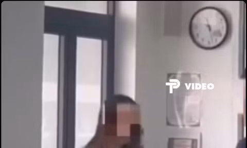 Sinh viên ăn mì tôm trong lớp, thầy giáo cho cả lớp dừng học