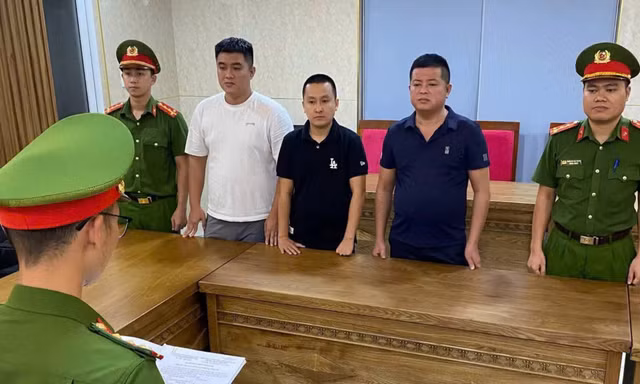 Việc đồng loạt khởi tố các bị can được xem là bước đi quan trọng trong quá trình bóc gỡ các mắt xích hỗ trợ cho hoạt động lừa đảo xuyên quốc gia. (Ảnh: CAĐN)
