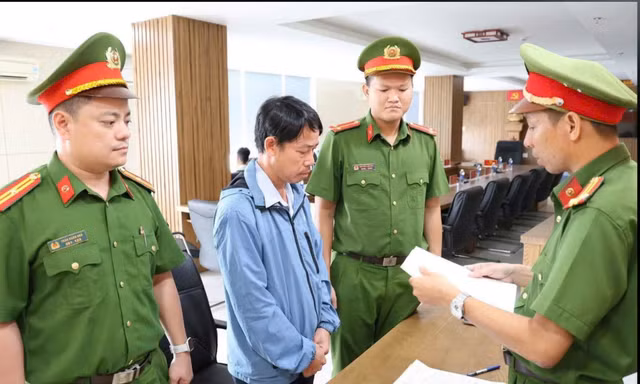 Cơ quan Công an thi hành lệnh bắt tạm giam đối với Nguyễn Văn Chương (Ảnh: CAĐN)