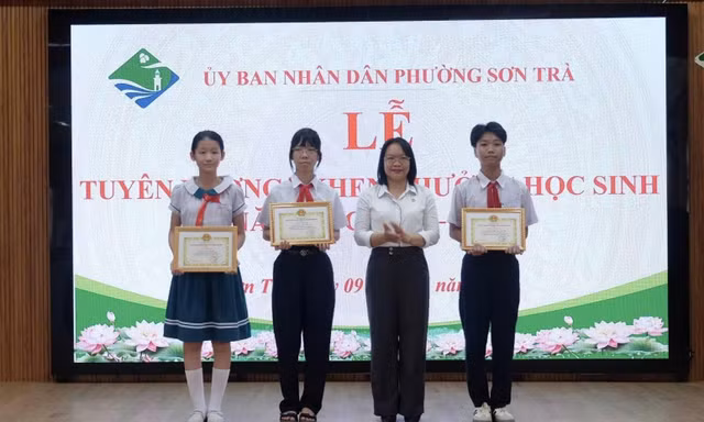 Tại buổi lễ, 62 học sinh tiêu biểu đã được tuyên dương, khen thưởng