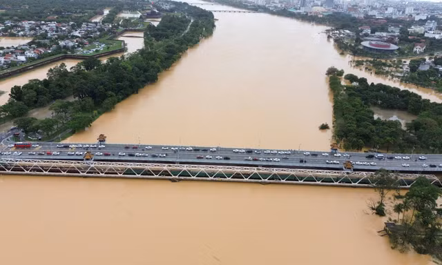 Rút đoàn tàu hỏa chở đá khỏi vị trí ‘trấn giữ’ cầu Bạch Hổ