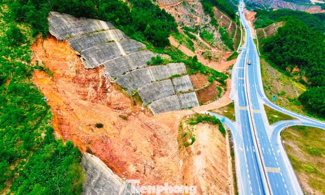 Đề phòng sạt lở, cao tốc La Sơn - Hòa Liên tiếp tục thông xe 1 làn đến đầu năm sau