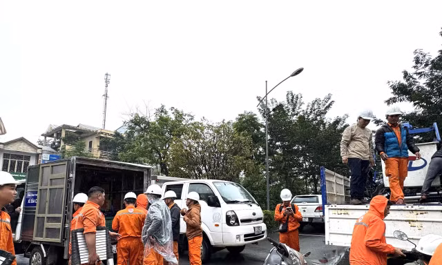 Huế chi viện lực lượng hỗ trợ Đắk Lắk khắc phục lưới điện sau mưa lũ