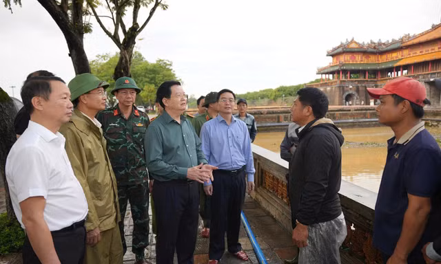 Phó Thủ tướng Mai Văn Chính: Bảo vệ các công trình kiến trúc cung đình Huế giữa mưa lũ cần đặt lên hàng đầu