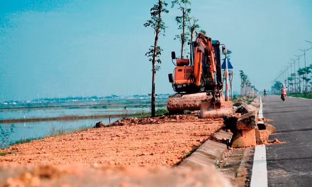 Bóc dỡ hàng trăm m3 đất đá 'lởm' ra khỏi dự án giao thông gần 195 tỷ tại Huế