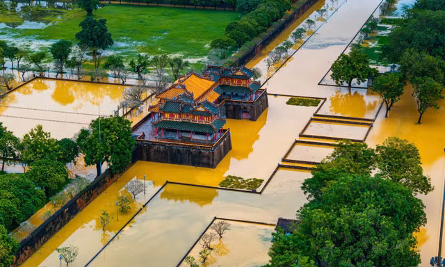 Mặt nam Hoàng thành Huế bị ngập nặng trong các đợt mưa lũ dồn dập vừa qua.