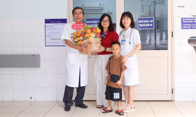 Bé trai tím tái sau khi ăn phô mai, nhập viện phát hiện bệnh nguy hiểm
