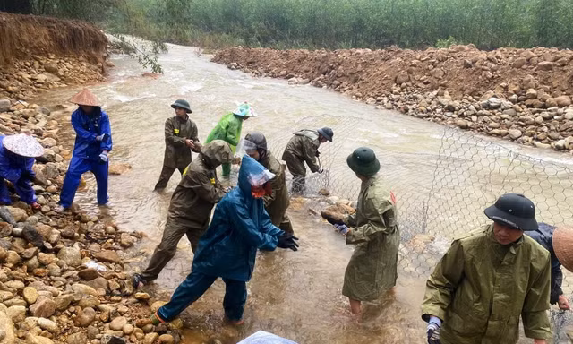 Quân đội, công an bất chấp mưa rét gia cố kè sạt lở nặng, ‘cứu’ tuyến đường độc đạo