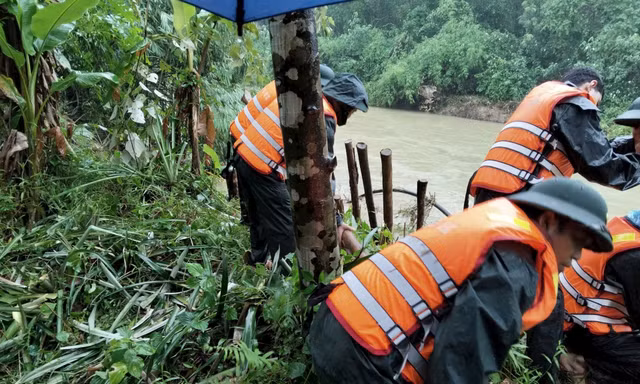 Hơn 80 cán bộ, chiến sĩ dầm mưa gia cố bờ sông sạt lở, đe dọa nhà dân