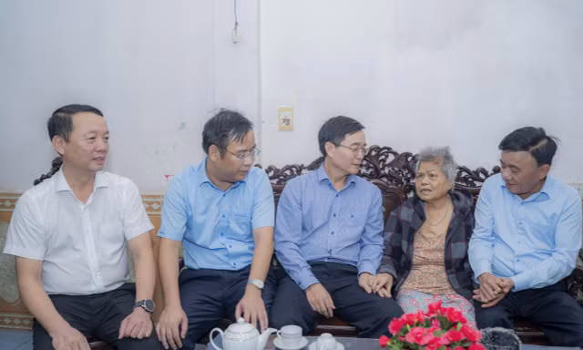 Thường trực Ban Bí thư Trần Cẩm Tú: Huế cần tập trung cao nhất cho công tác khắc phục hậu quả thiên tai