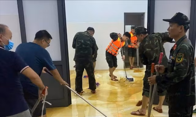 Lực lượng vũ trang xuyên đêm giúp dân dọn dẹp bùn, khử khuẩn bệnh viện