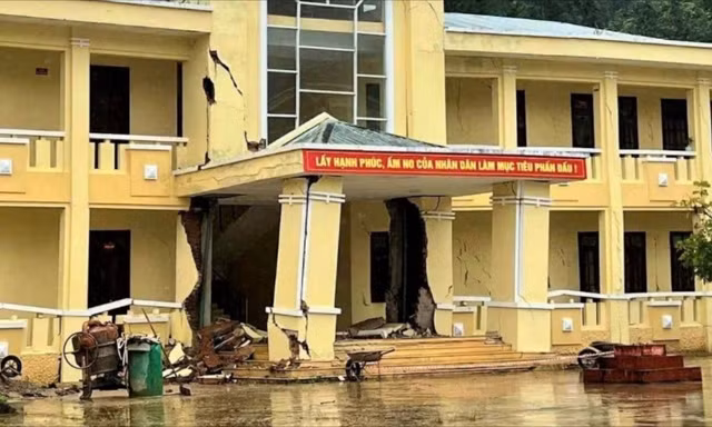 Trụ sở xã biên giới ở Đà Nẵng nứt toác, lệch nghiêng như muốn đổ sập 