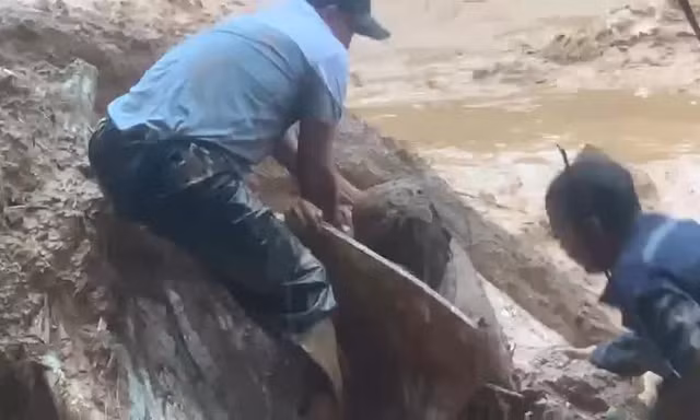 Clip: Công nhân lái máy múc được cứu thoát hy hữu khỏi lũ bùn ở Đà Nẵng 