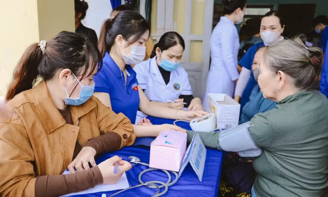 Đà Nẵng: Khám bệnh, phát thuốc miễn phí và tặng quà bà con vùng cao sau mưa lũ