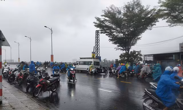 Gió giật mạnh, người phụ nữ chở cá đi bán rơi xuống vực tử vong