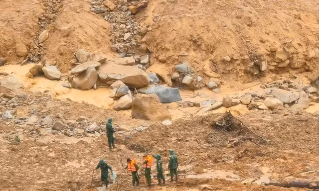 Núi phát ra tiếng nổ lớn, lực lượng tìm kiếm 3 người nghi bị vùi phải rút lui