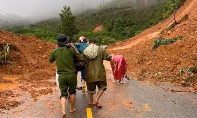 Hơn 2 giờ khiêng cáng đưa sản phụ vượt sạt lở đi sinh