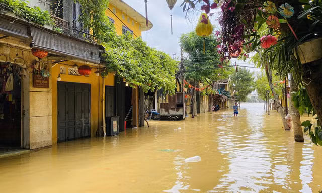 Phố cổ Hội An ngập nặng 