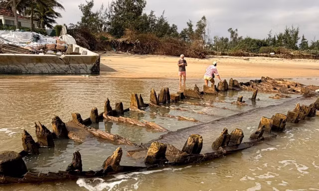 Chiếc tàu cổ trồi lên hoàn toàn sau bão số 13.