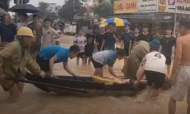 8 người trong gia đình ngạt khí nguy kịch trong mưa lũ, 1 người đã tử vong 