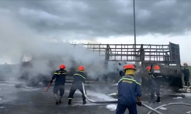Xe tải bốc cháy trên cao tốc Đà Nẵng – Quảng Ngãi