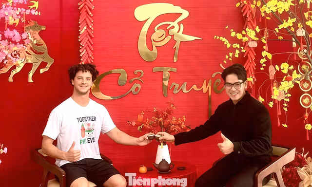 Khách Tây hưởng Tết trong bệnh viện